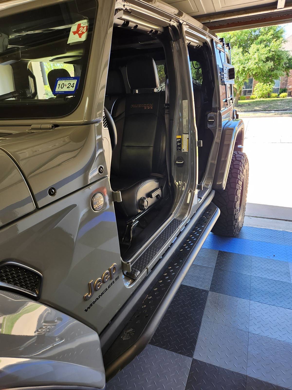 Jeep Wrangler JL Side steps compatible with OEM rock rails? 20240328_104802