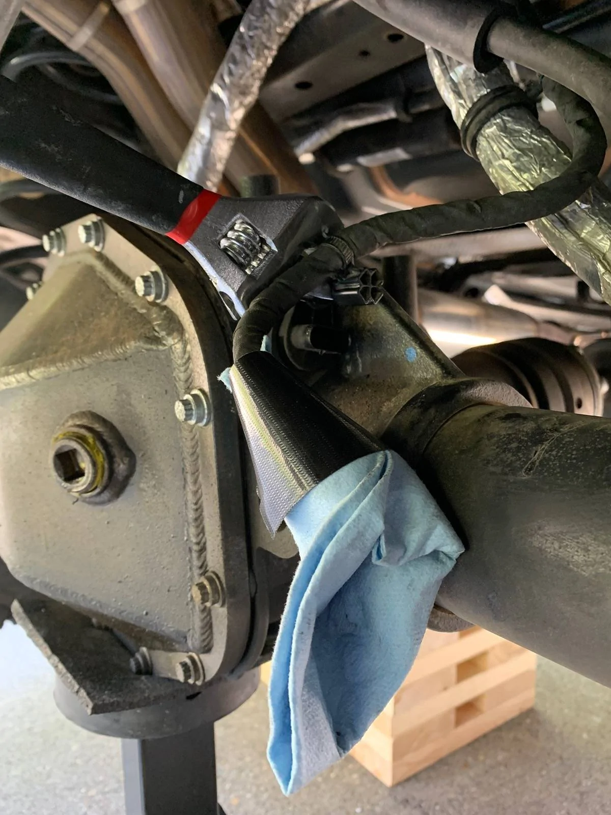 Jeep Wrangler JL How to unplug rear diff e locker harness? IMG_8463