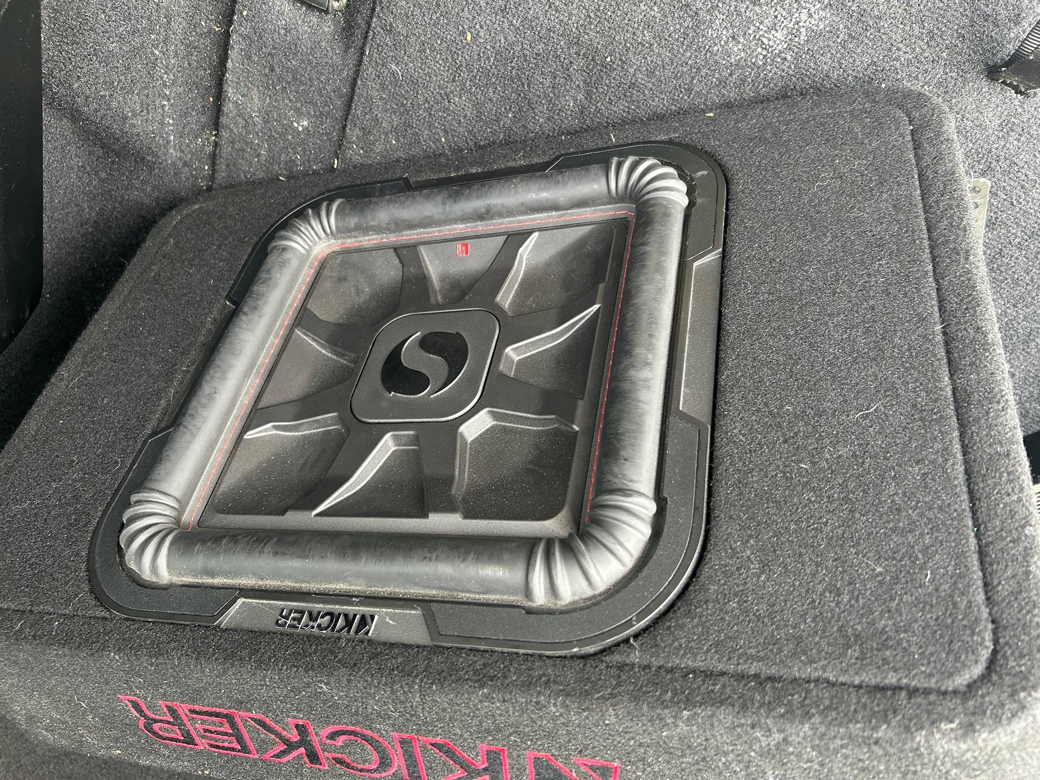 Jeep Wrangler JL Amps, sub, chuchero speaker box IMG_7191