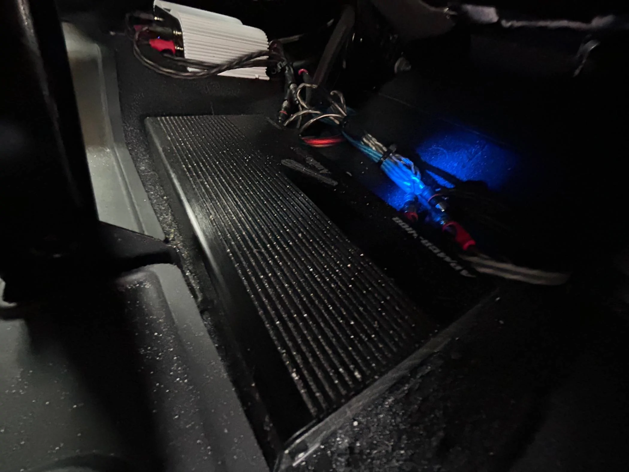Jeep Wrangler JL Amps, sub, chuchero speaker box IMG_7152