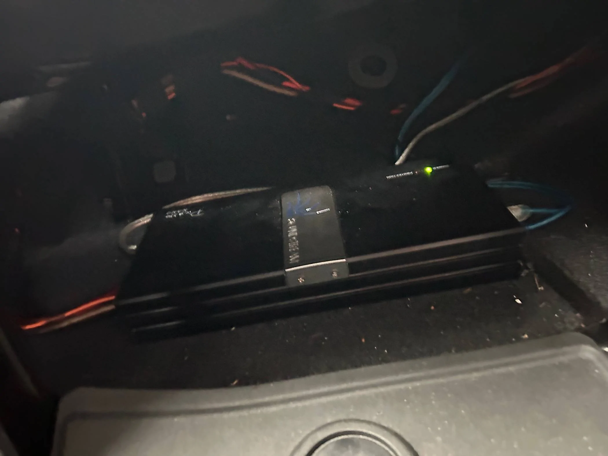 Jeep Wrangler JL Amps, sub, chuchero speaker box IMG_7142