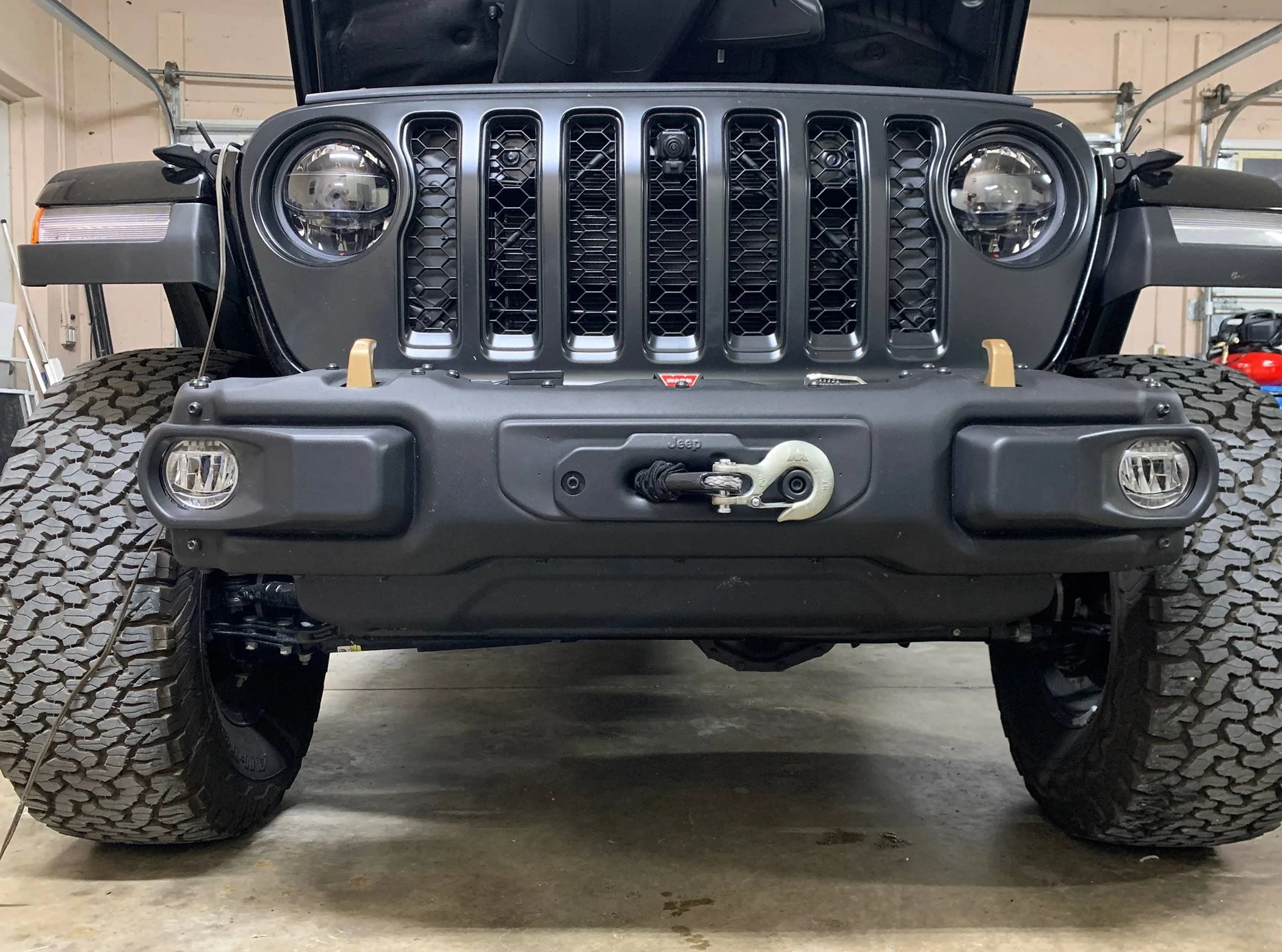 Front pic of Jeep 392 front bumper level height     .JPG