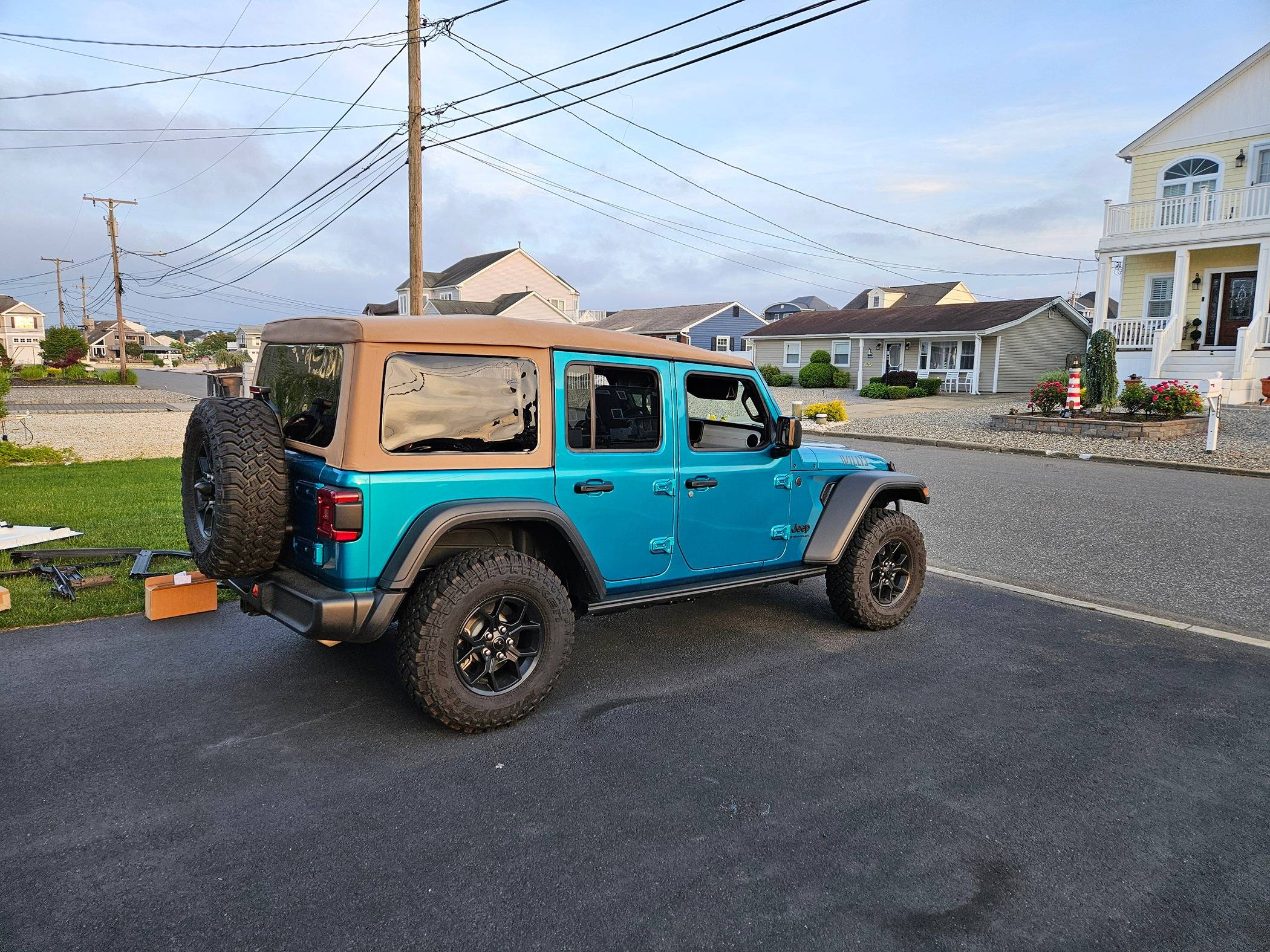 Jeep Wrangler JL 2024 Bikini with a Tan Top! 20240604_200513