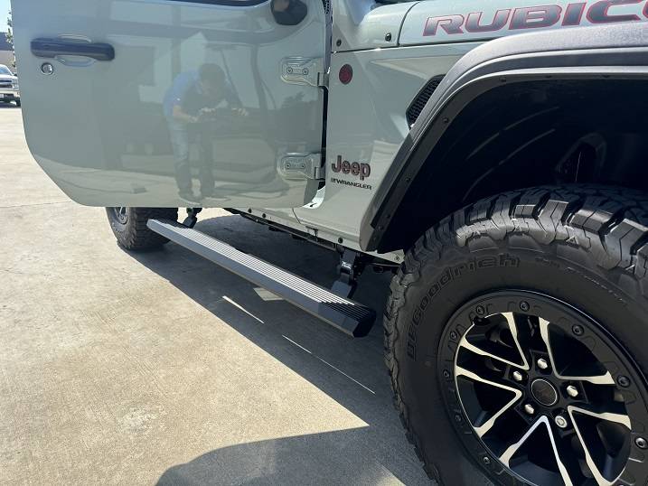 Jeep Wrangler JL Rough Country power steps IMG_5263.JPEG