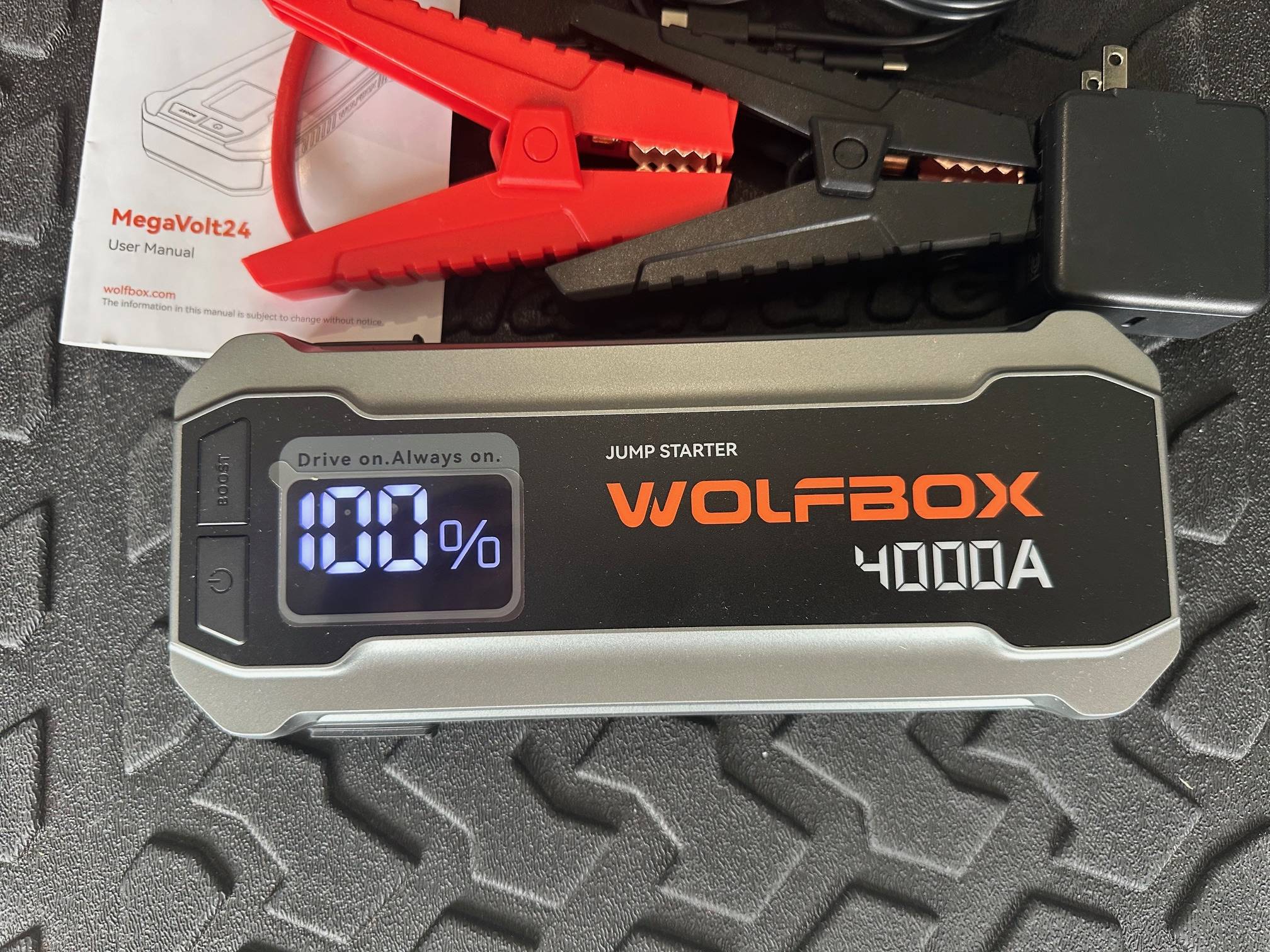Jeep Wrangler JL Wolfbox 4000A jumpstarter. IMG_6715