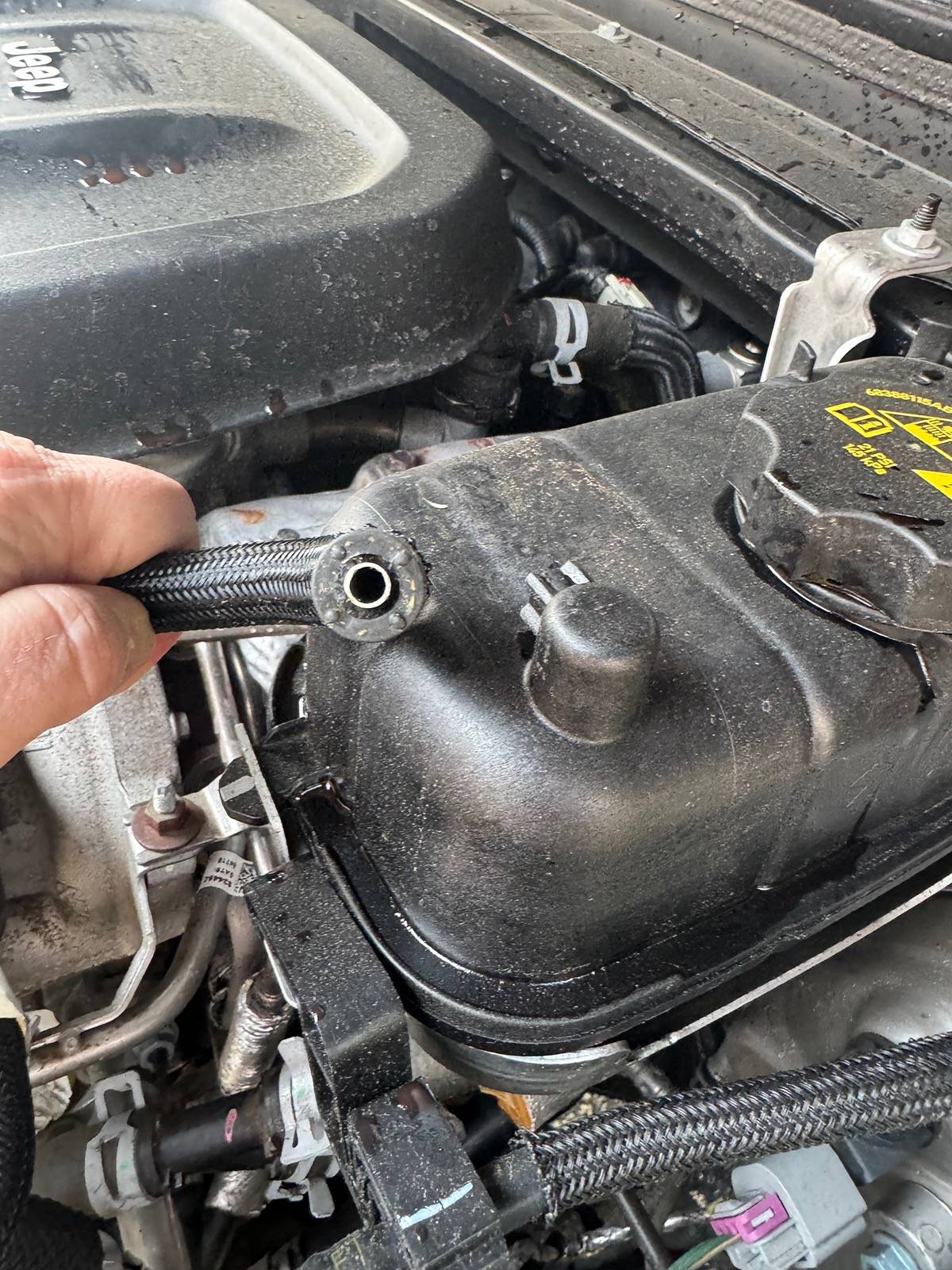 Jeep Wrangler JL Broken plastic hose need help asap IMG_1605