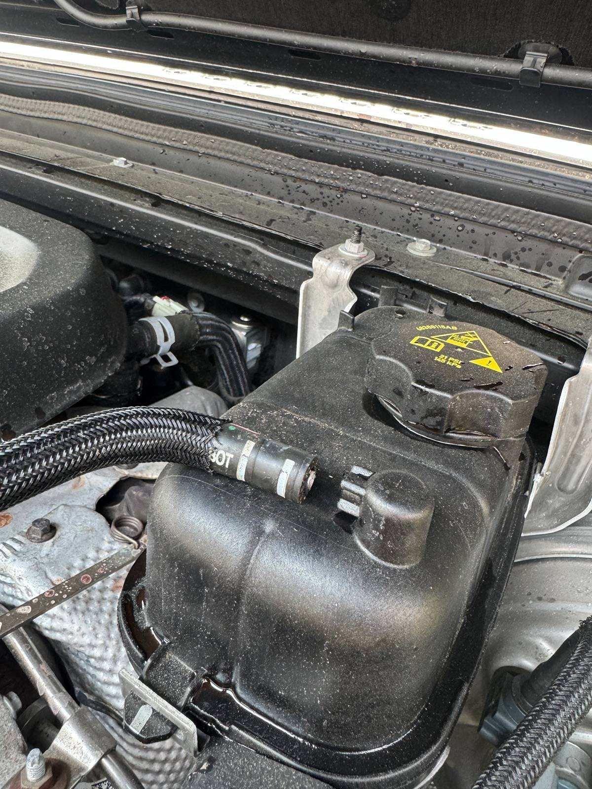 Jeep Wrangler JL Broken plastic hose need help asap IMG_1604