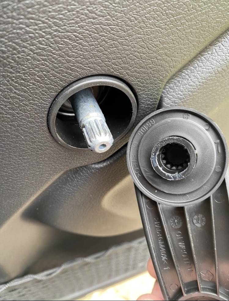 Jeep Wrangler JL Can’t Clock Window Handles? IMG_0420