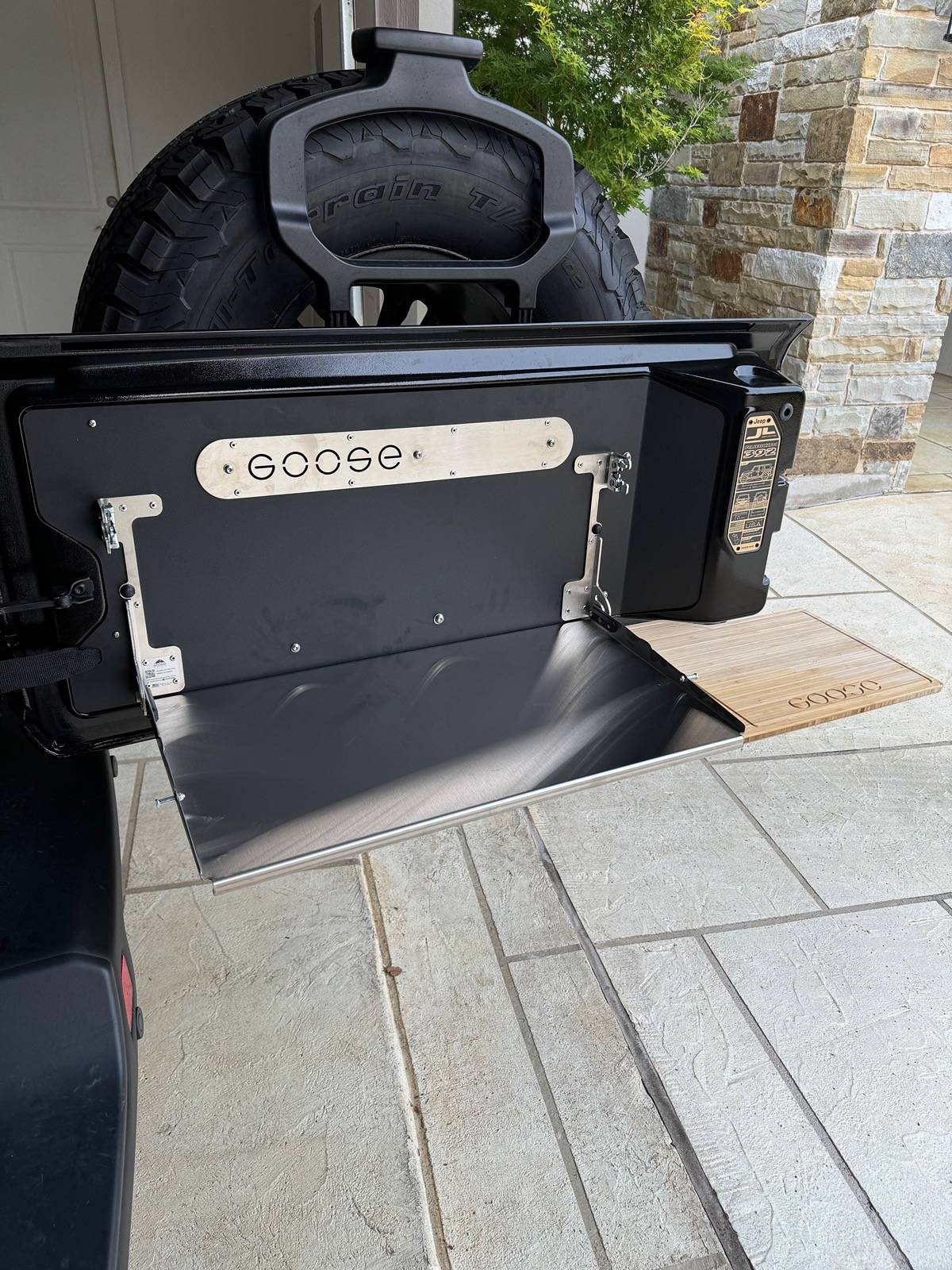 Jeep Wrangler JL Best tailgate table? IMG_2405