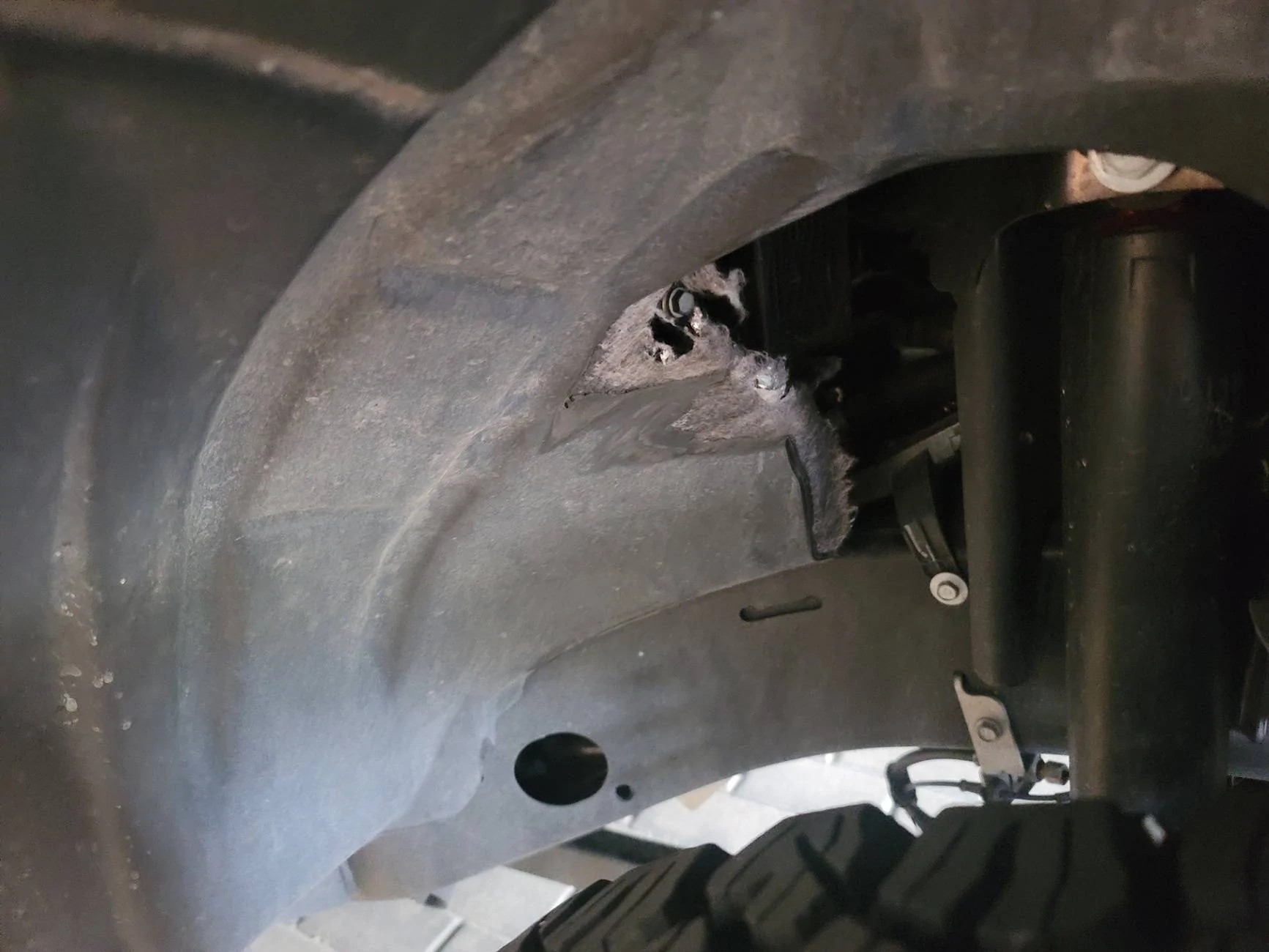 Jeep Wrangler JL Inner fender liner rub/defect thumbnail_3