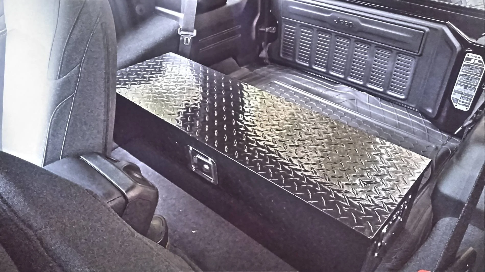 Jeep Wrangler JL 2 Door lockable storage solution (not too shabby) KIMG0906