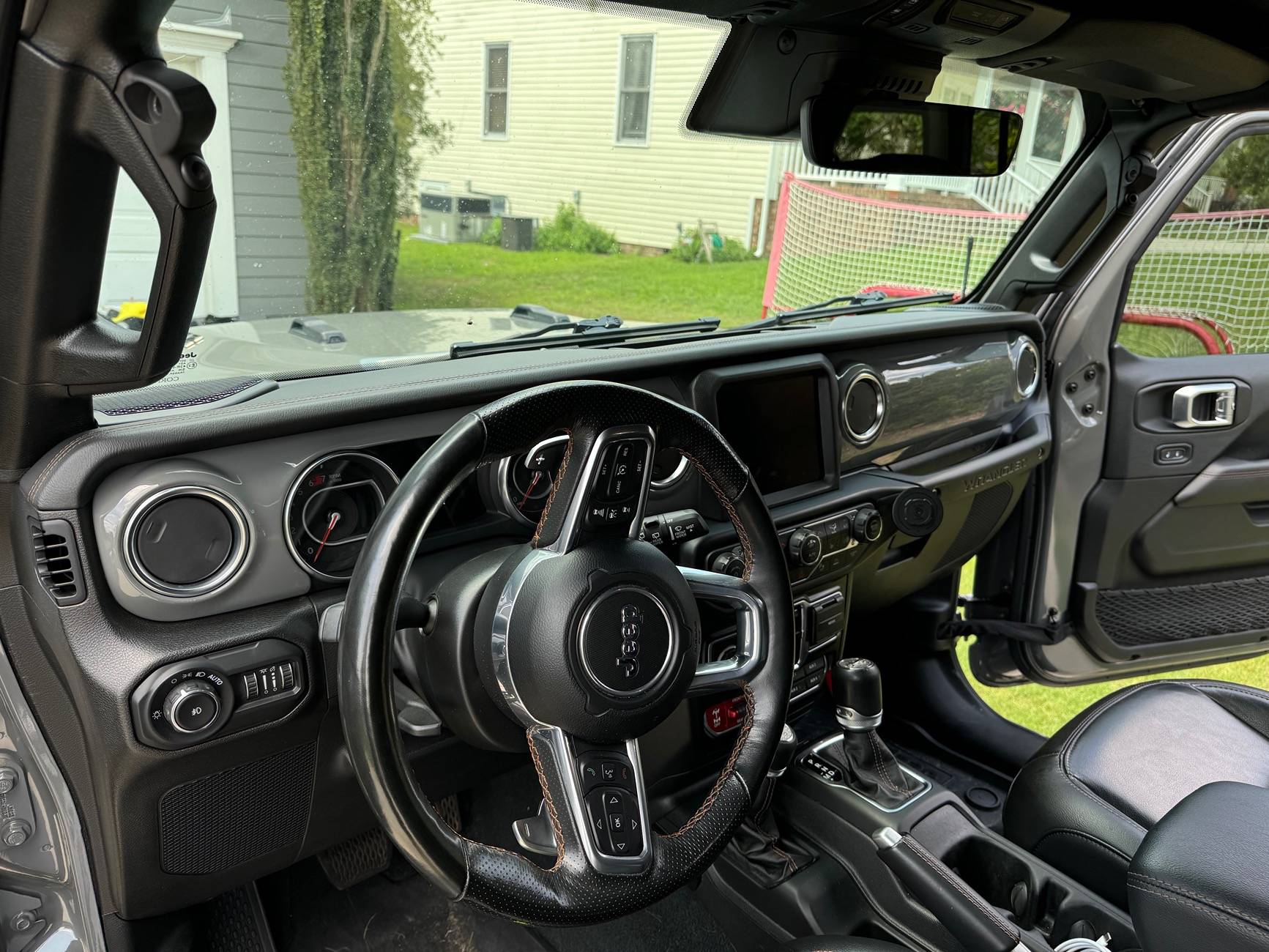 Jeep Wrangler JL Leatherette steering wheel? Seriously? IMG_8493