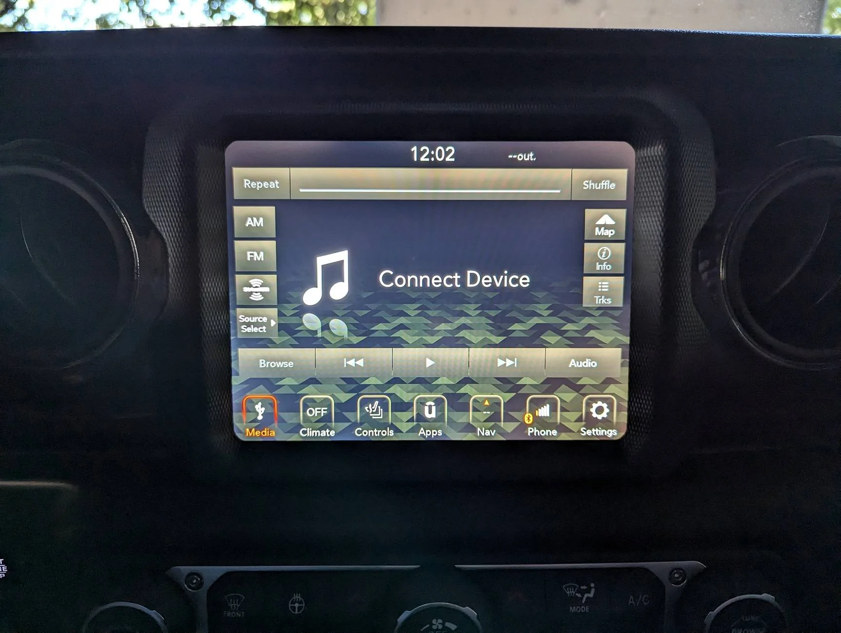 Jeep Wrangler JL Uconnect 8.4 screen bleed PXL_20241003_190217276