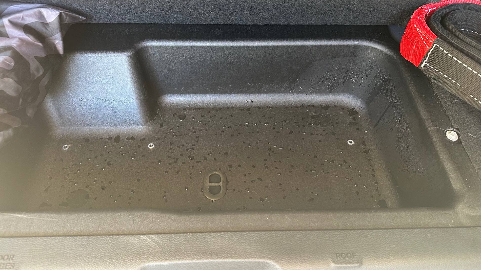 Jeep Wrangler JL How did moisture get in here? IMG_7881