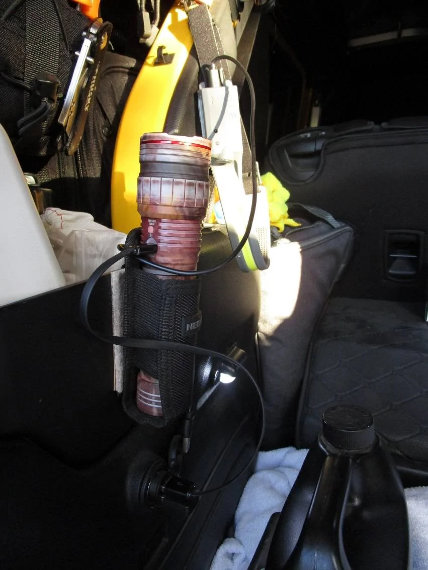 Jeep Wrangler JL Rechargeable flashlight on rollbar IMG_2233