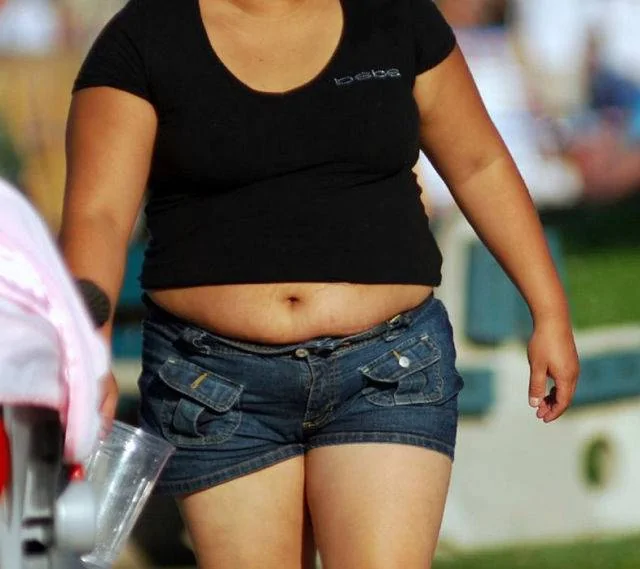 Jeep Wrangler JL This is not a good look for us. se_ladies_make_the_most_of_their_muffintops_640_13