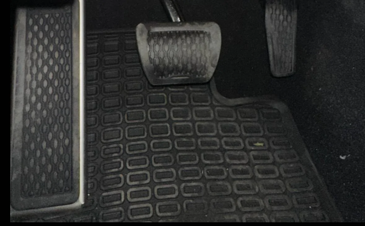 Jeep Wrangler JL Why is there no dead pedal??? IMG_0147