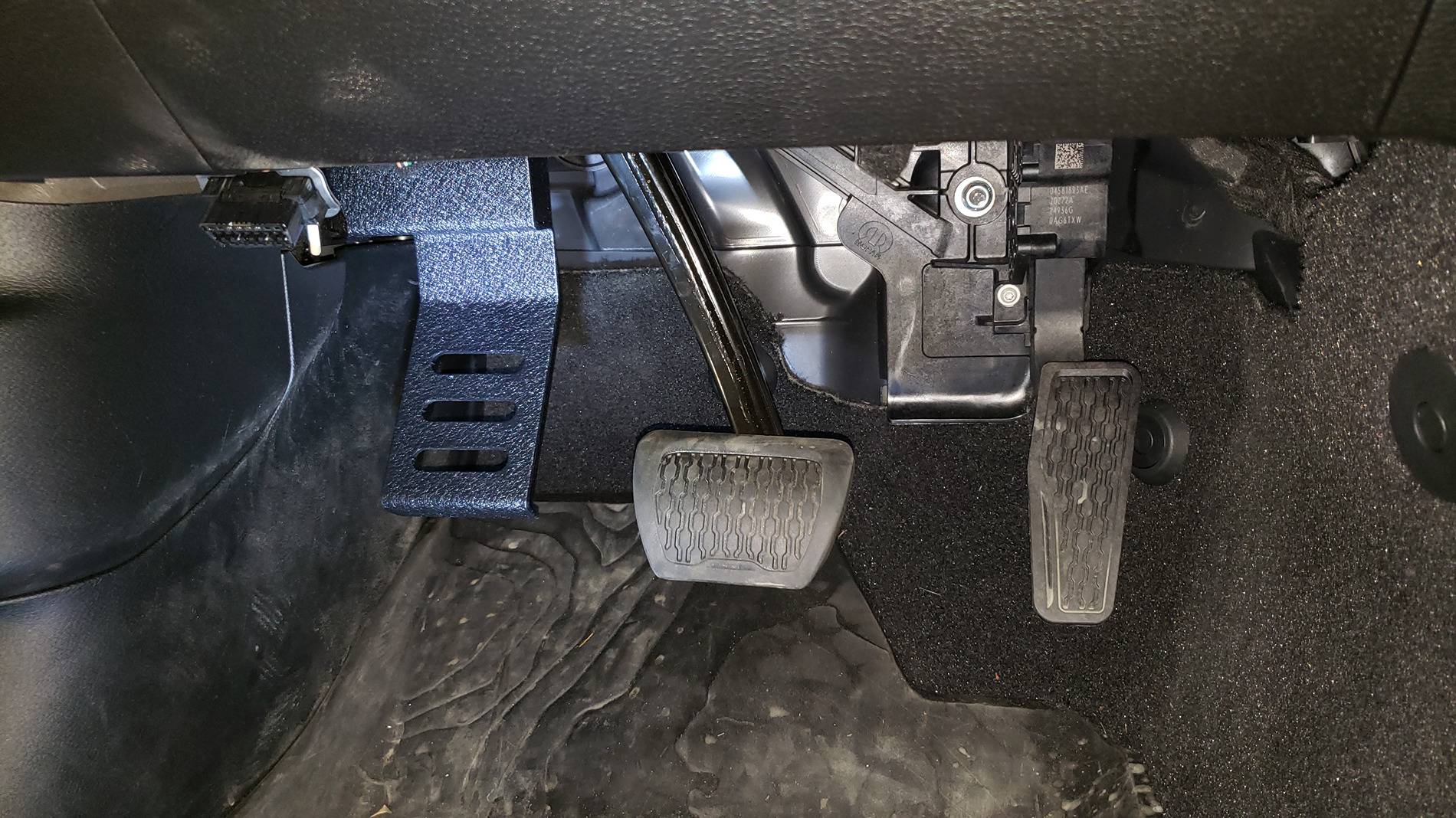Jeep Wrangler JL Why is there no dead pedal??? 20210218_195855