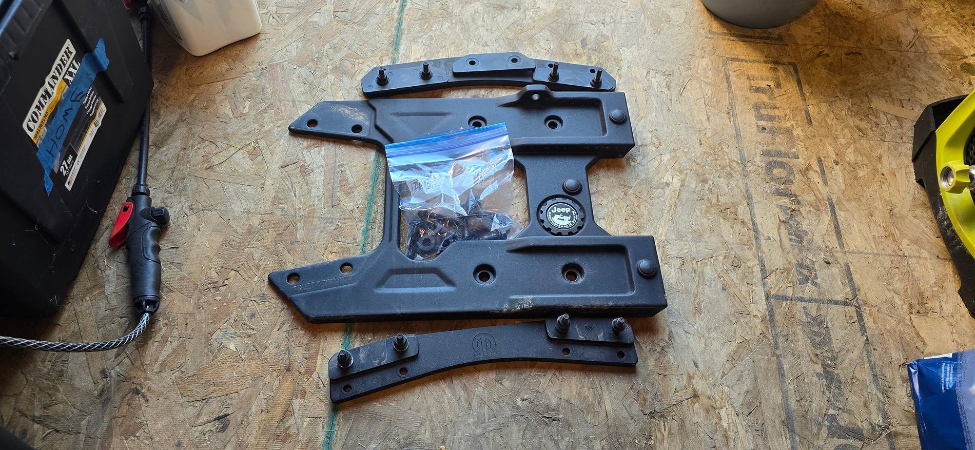 Jeep Wrangler JL FS: Mopar tailgate reinforcement bracket. 1000028098