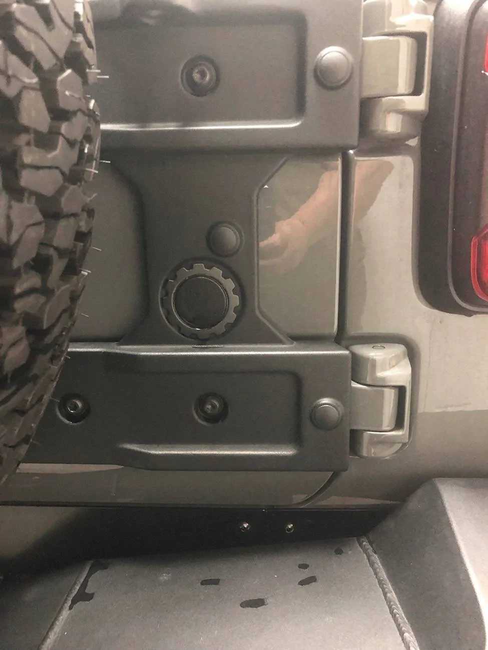 Jeep Wrangler JL Question on Mopar tire reinforcement bracket IMG_1262