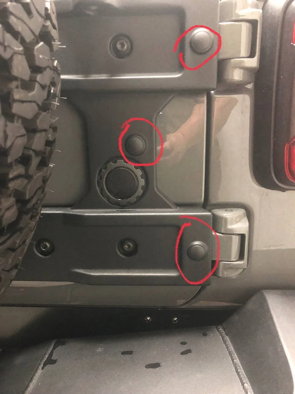 Jeep Wrangler JL Question on Mopar tire reinforcement bracket IMG_2240