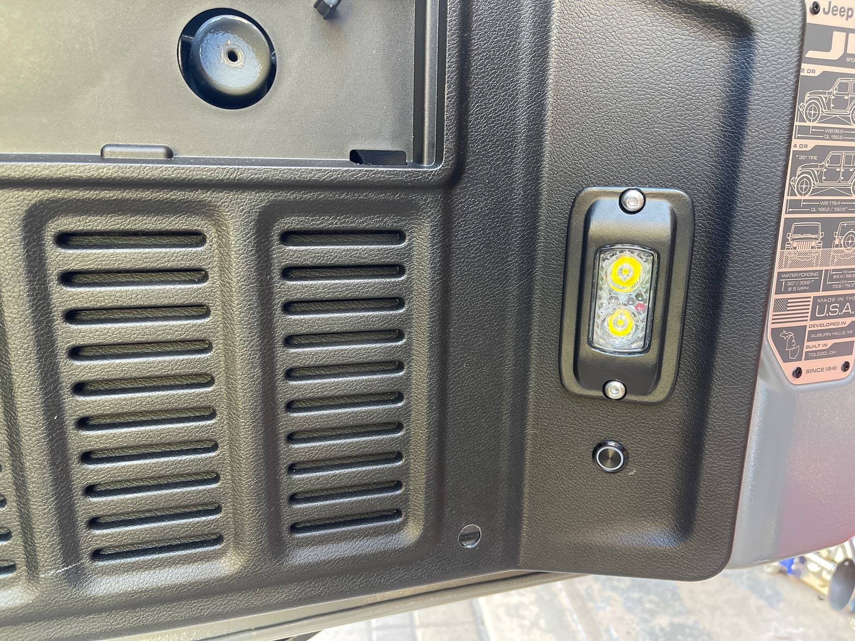 Jeep Wrangler JL Wrangler gate lighting image