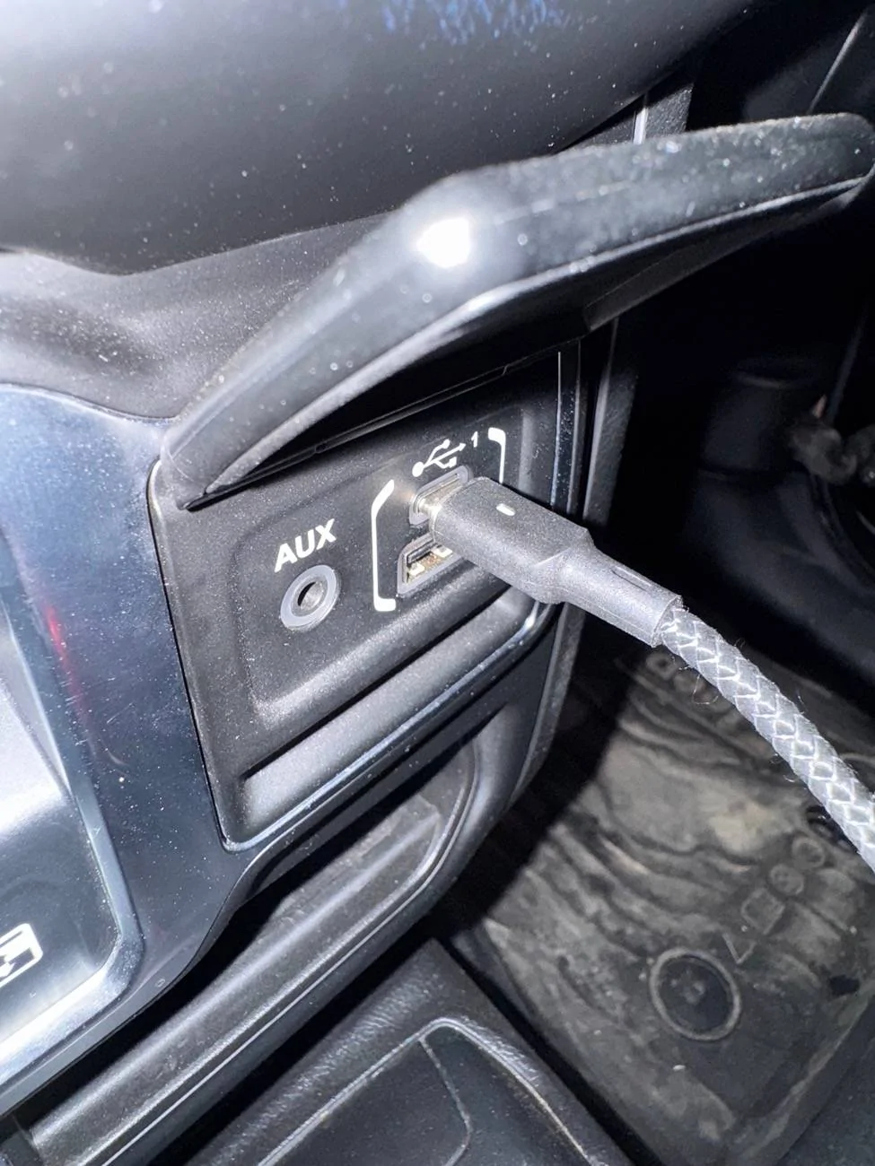 Jeep Wrangler JL Dash USB and CarPlay disconnects IMG_0704