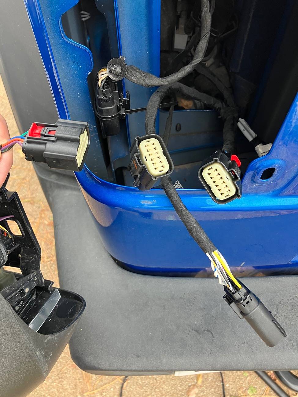 Jeep Wrangler JL Flat tow factory mopar wiring harness installation question. IMG_0498
