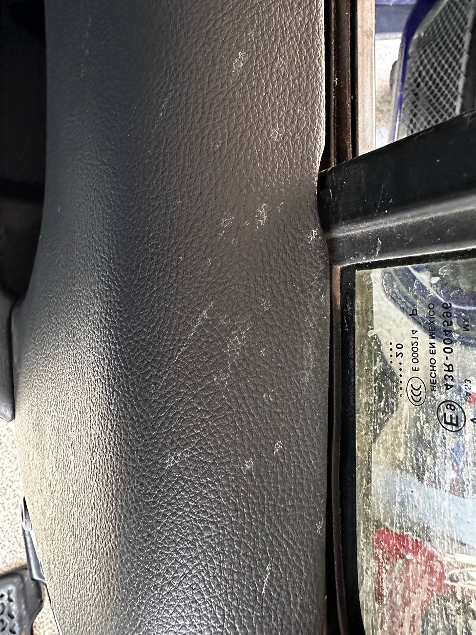 Jeep Wrangler JL Removing old mud stains from leather IMG_4753