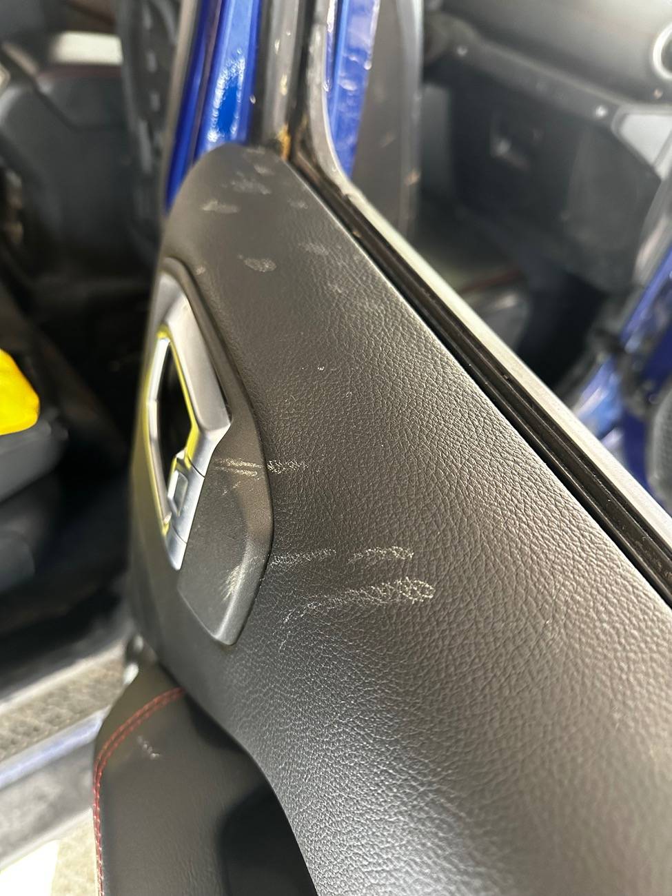 Jeep Wrangler JL Removing old mud stains from leather IMG_4752