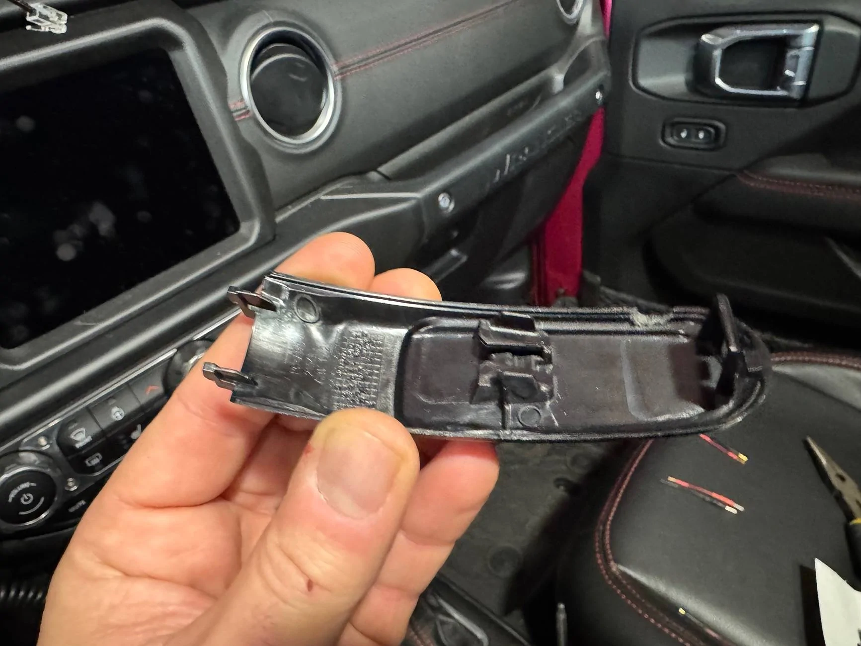 Jeep Wrangler JL Hardwire and radar detector mount IMG_1833
