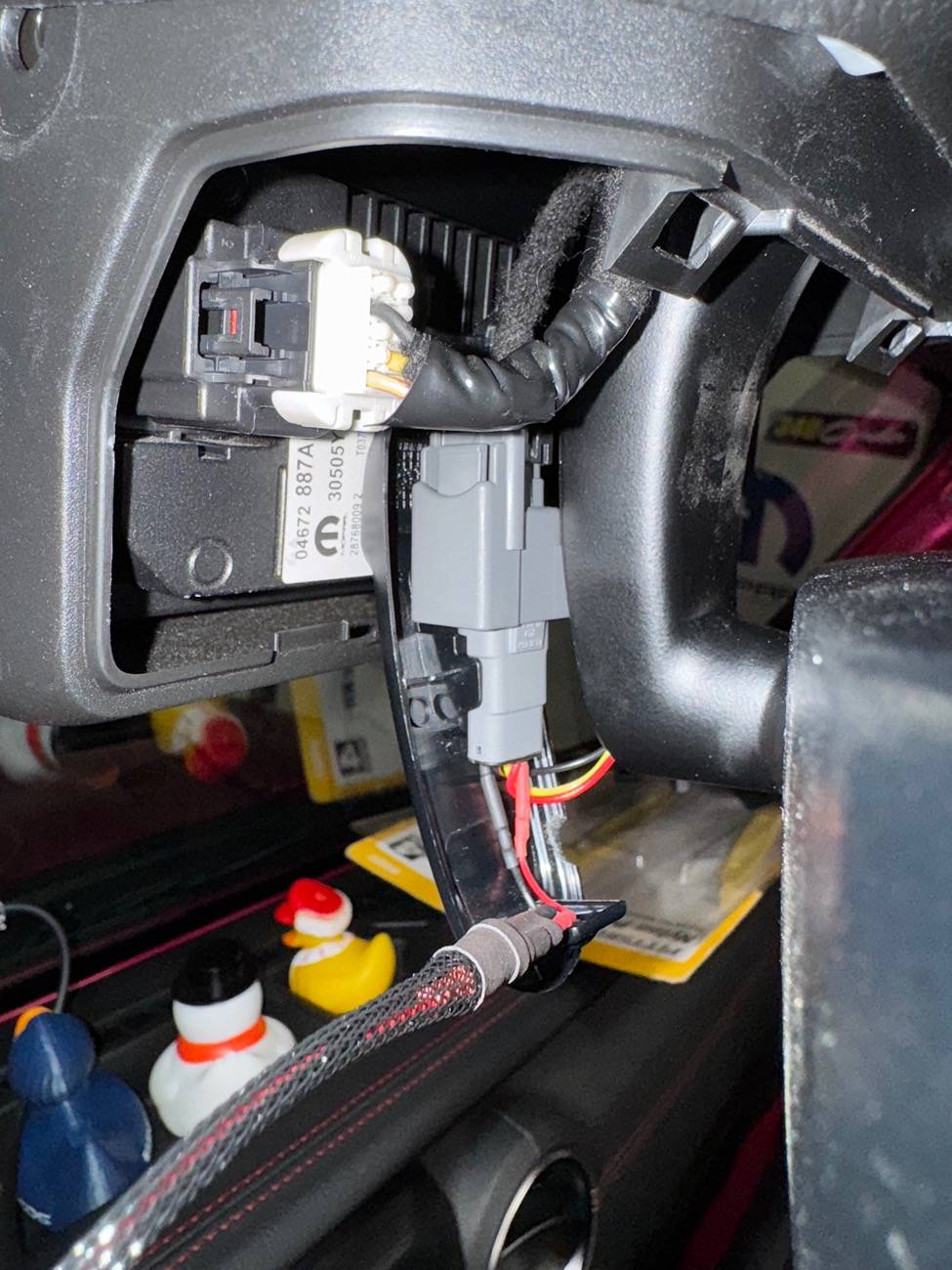 Jeep Wrangler JL Hardwire and radar detector mount IMG_1835