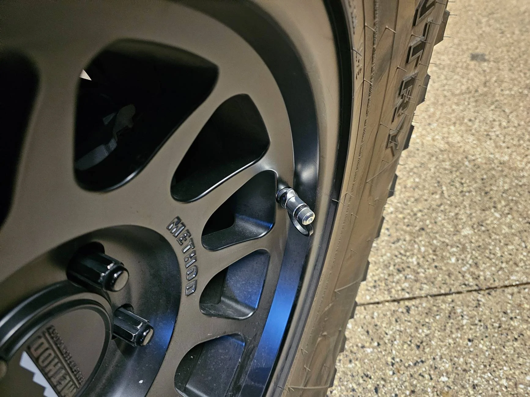 Jeep Wrangler JL Valve stem recommendations? Apex Deflator 1