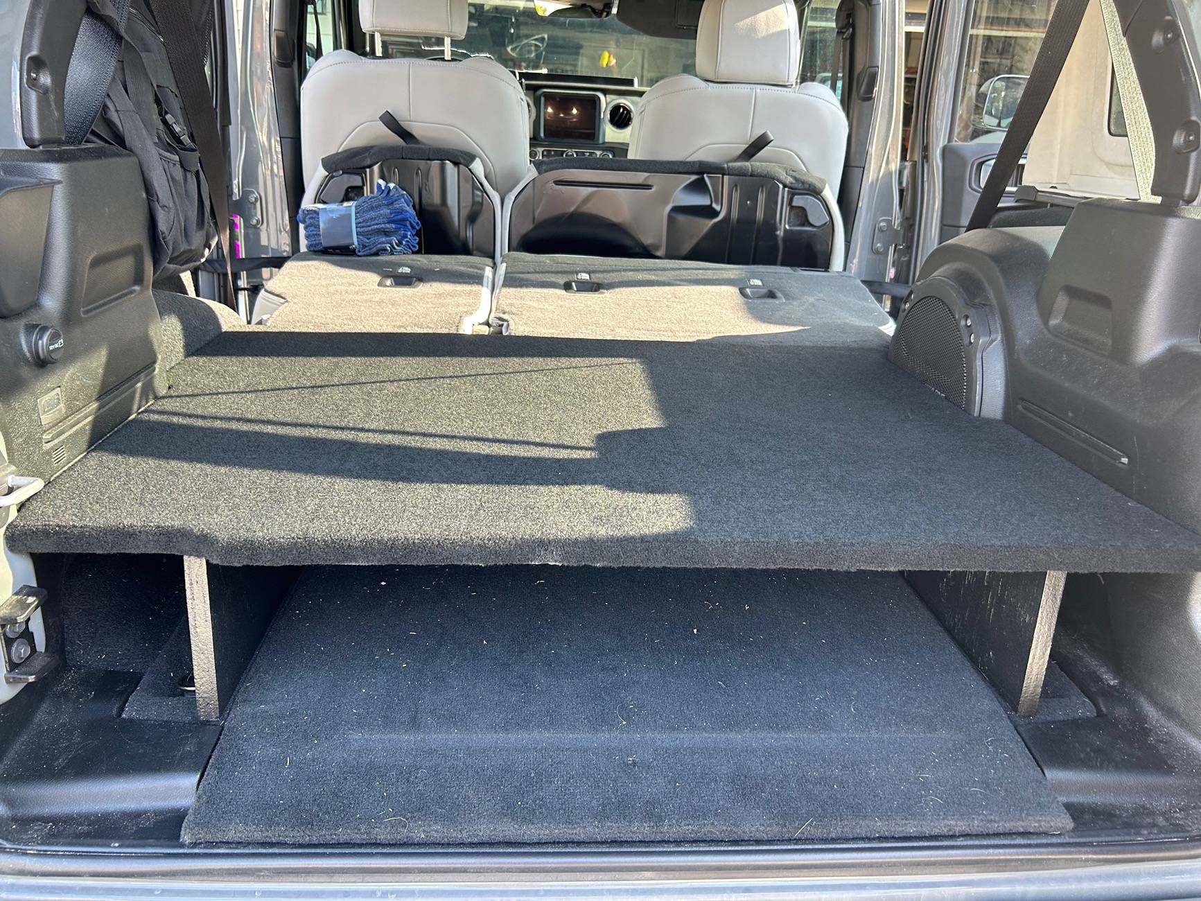 Jeep Wrangler JL Best solution to create a flat load floor with the seats down. IMG_0781