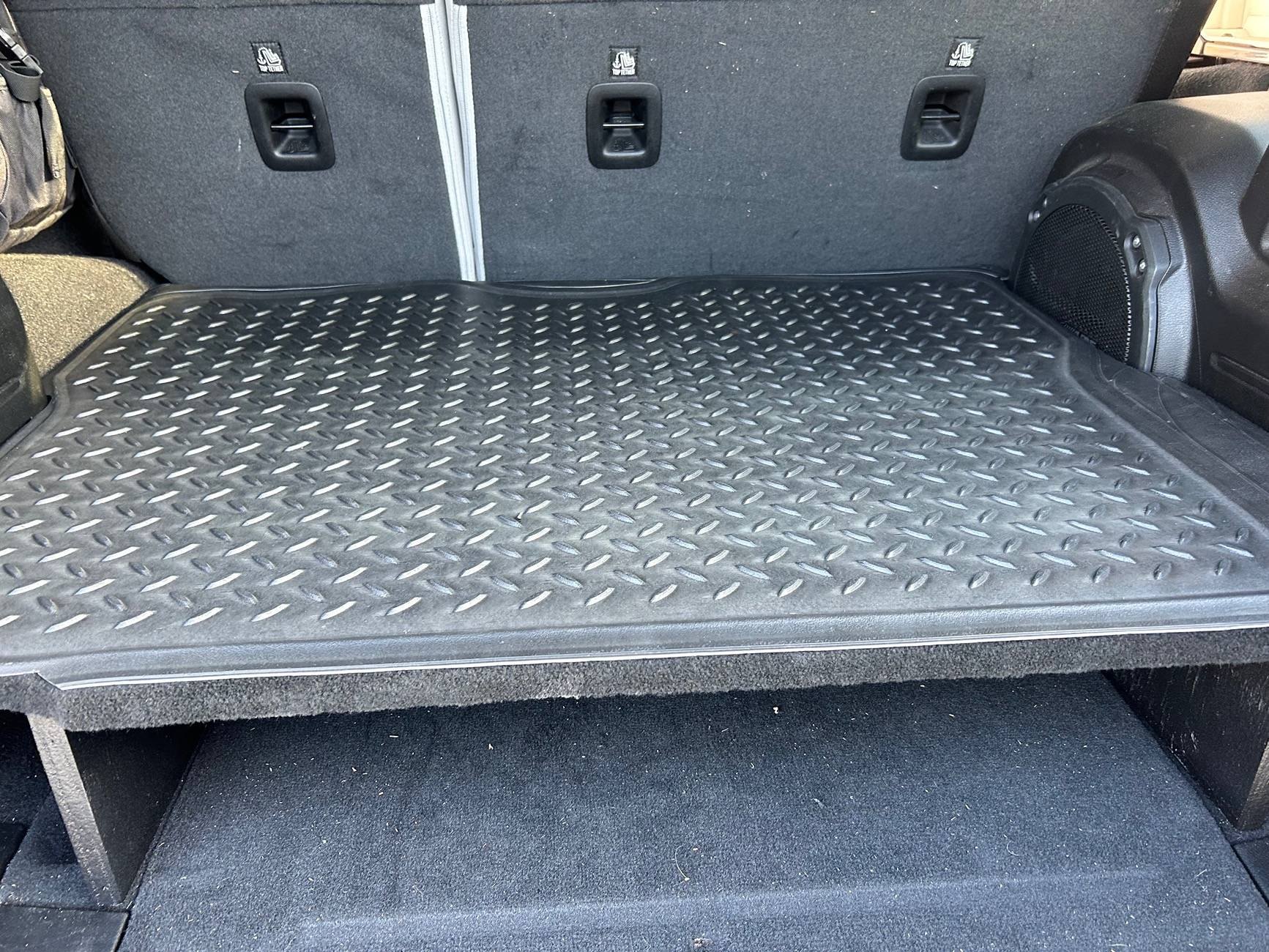 Jeep Wrangler JL Best solution to create a flat load floor with the seats down. IMG_0788