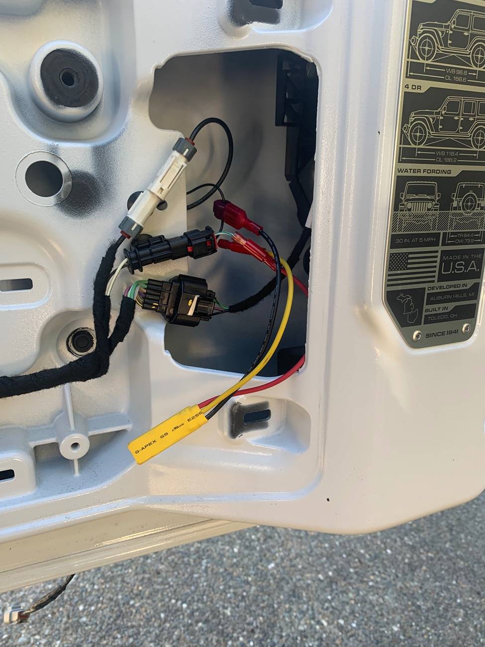 Jeep Wrangler JL Tailgate wiring harnesses IMG_4658