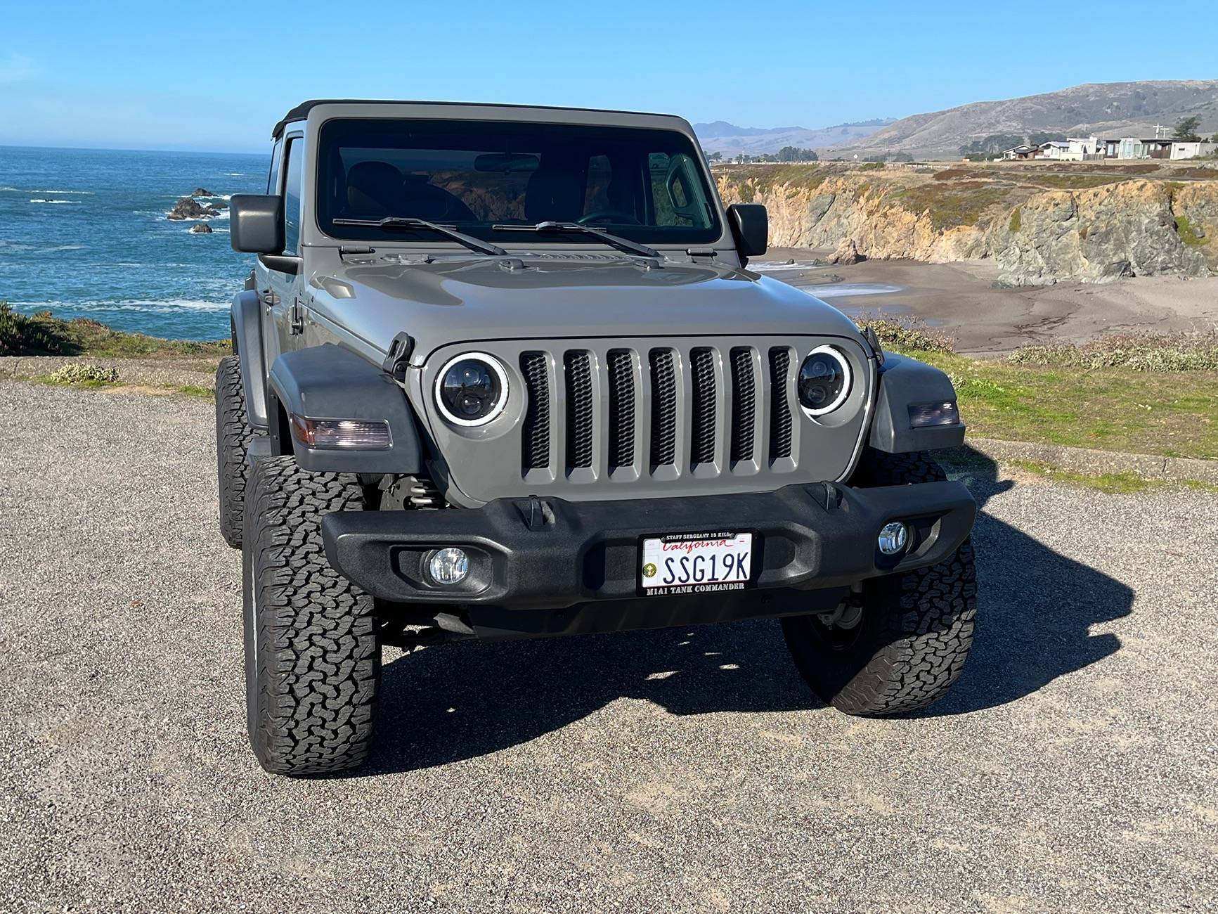 Jeep Wrangler JL Sun shield vs ceramic tint on windshield. IMG_1773