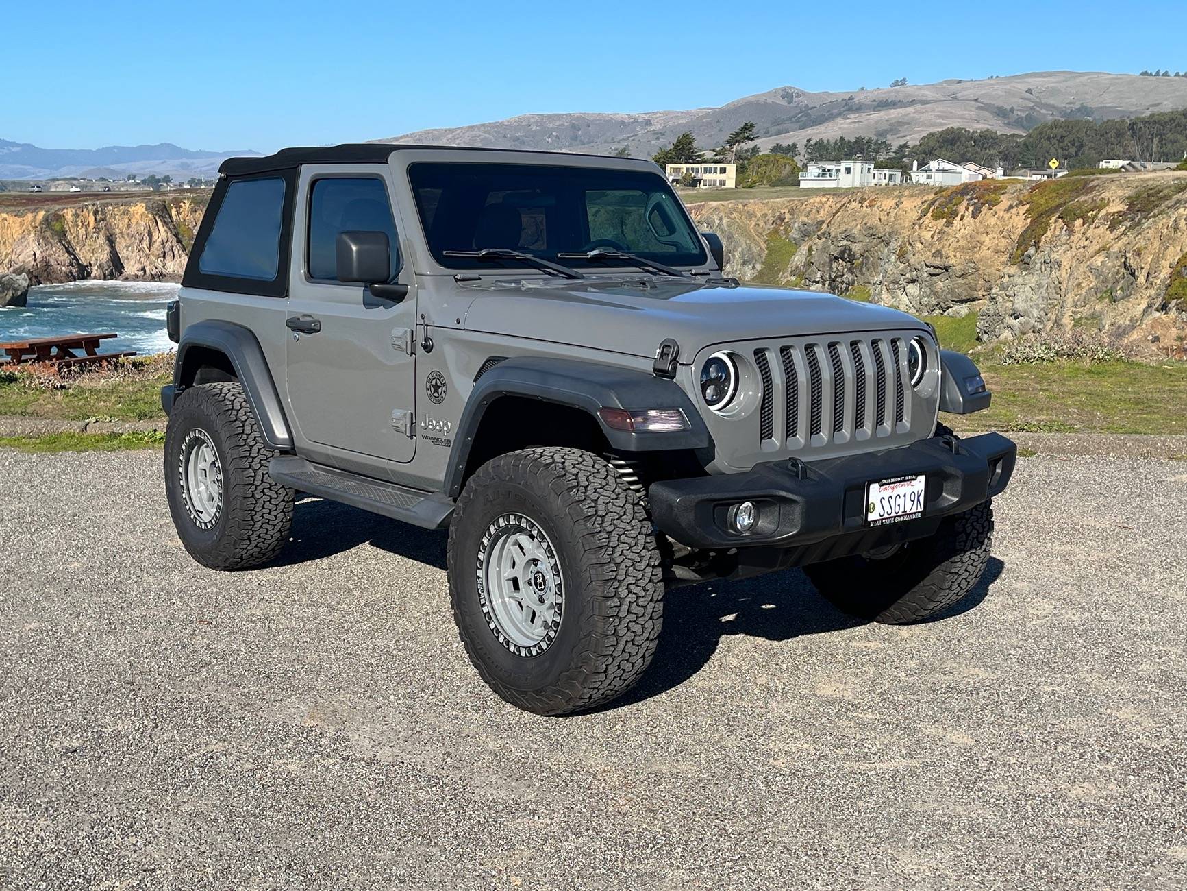 Jeep Wrangler JL Sun shield vs ceramic tint on windshield. IMG_1774