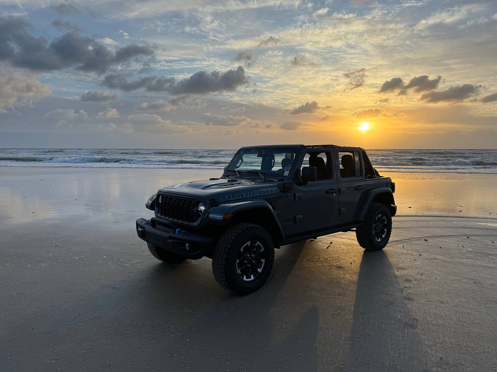 Jeep Wrangler JL Sun shield vs ceramic tint on windshield. IMG_1304
