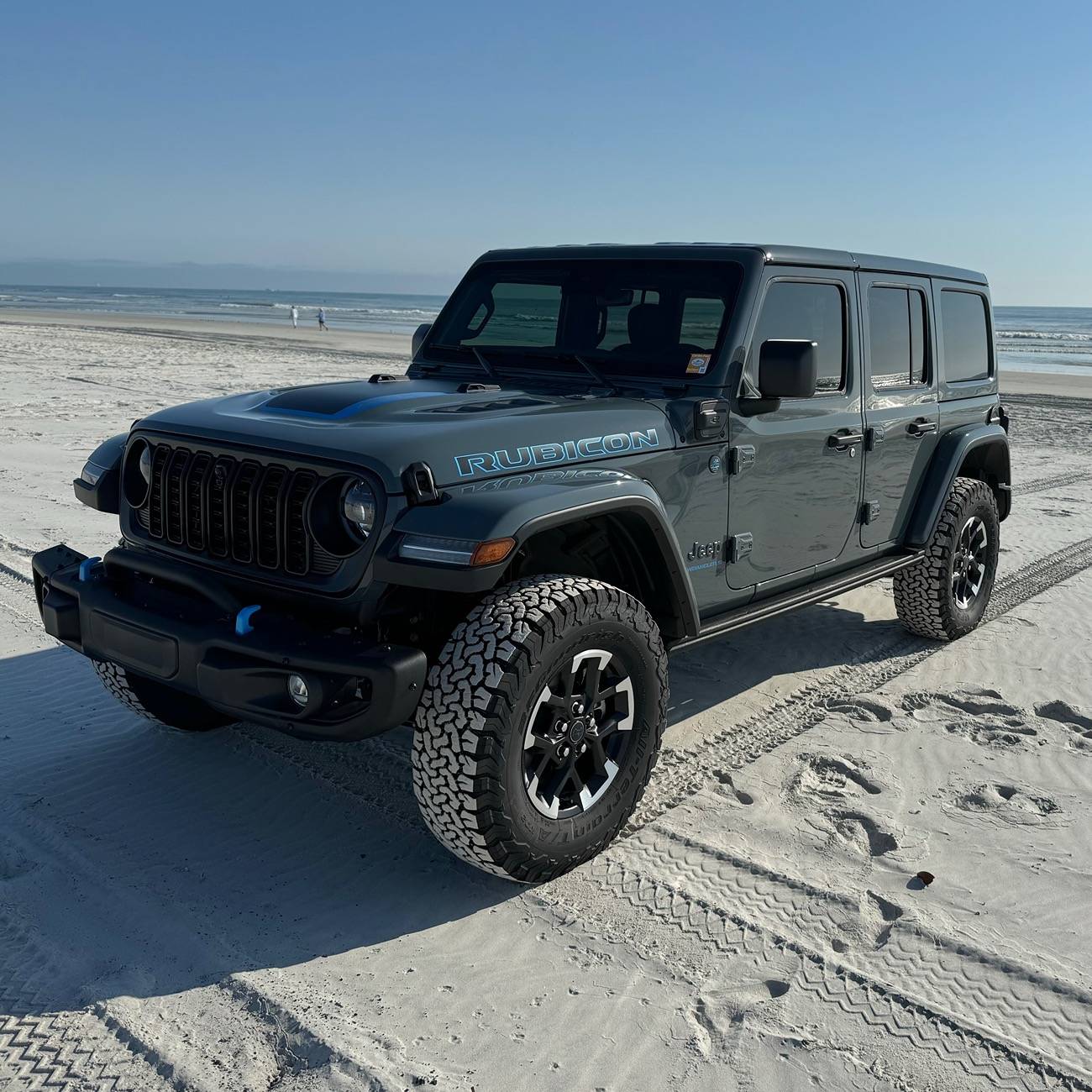 Jeep Wrangler JL Sun shield vs ceramic tint on windshield. IMG_1128
