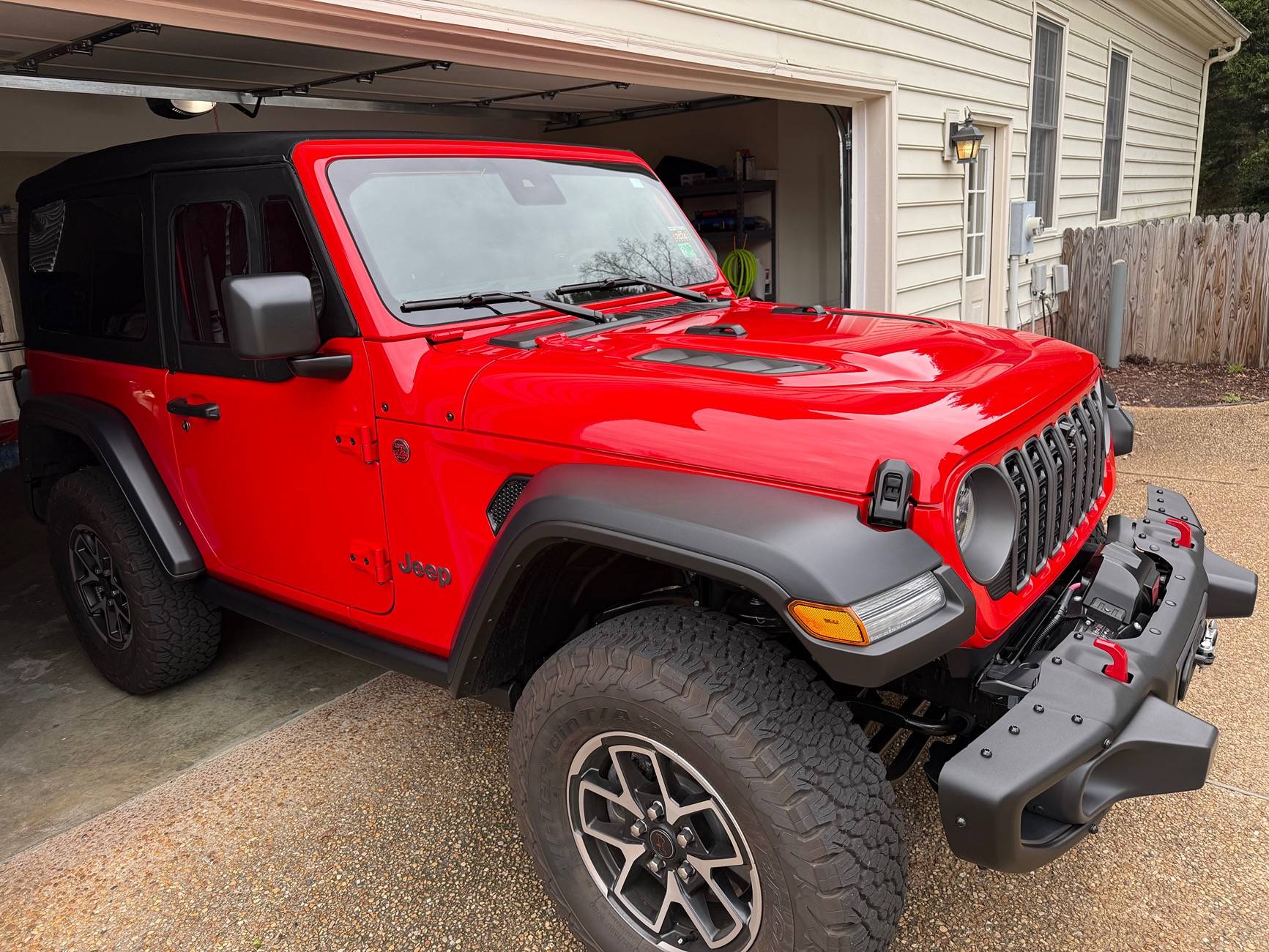 Jeep Wrangler JL Removing RUBICON Hood Decals IMG_0091