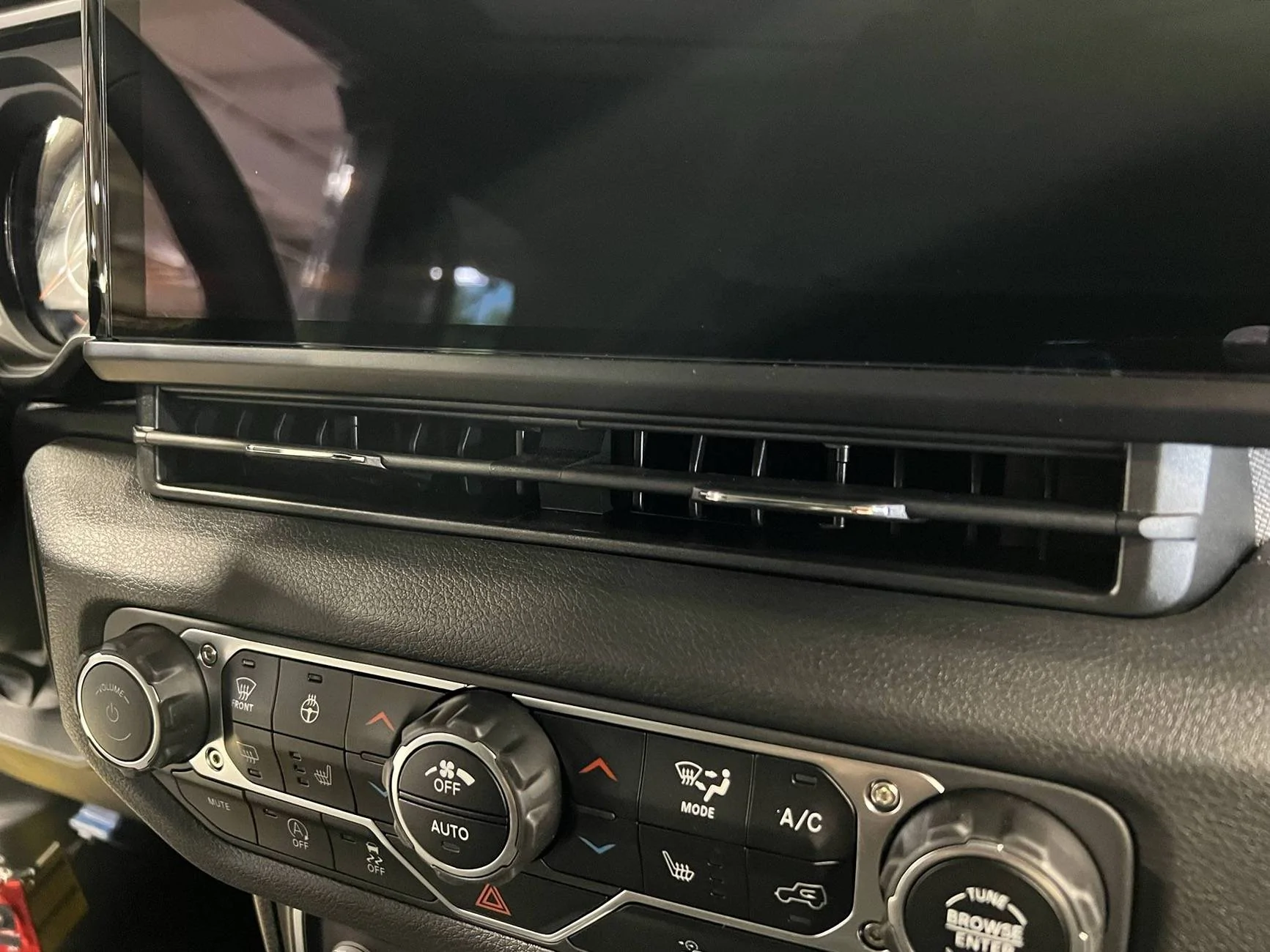 Jeep Wrangler JL Do you prefer pre or post 2024 JL dash? 40AE6CAB-8BB0-443A-A966-4A30169914ED