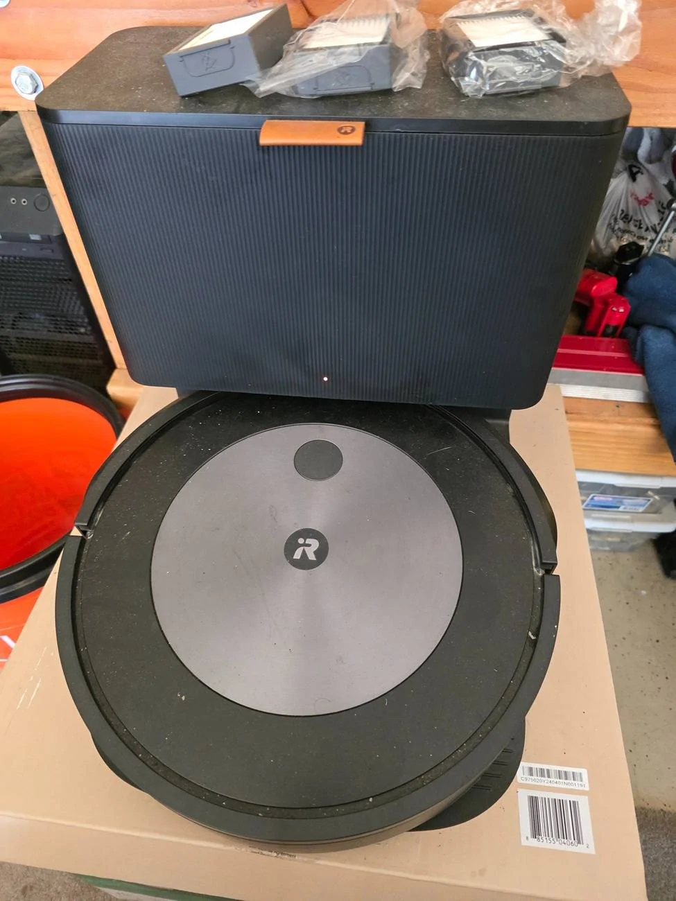 Jeep Wrangler JL Roomba j7 vacuum robot 20250308_132906
