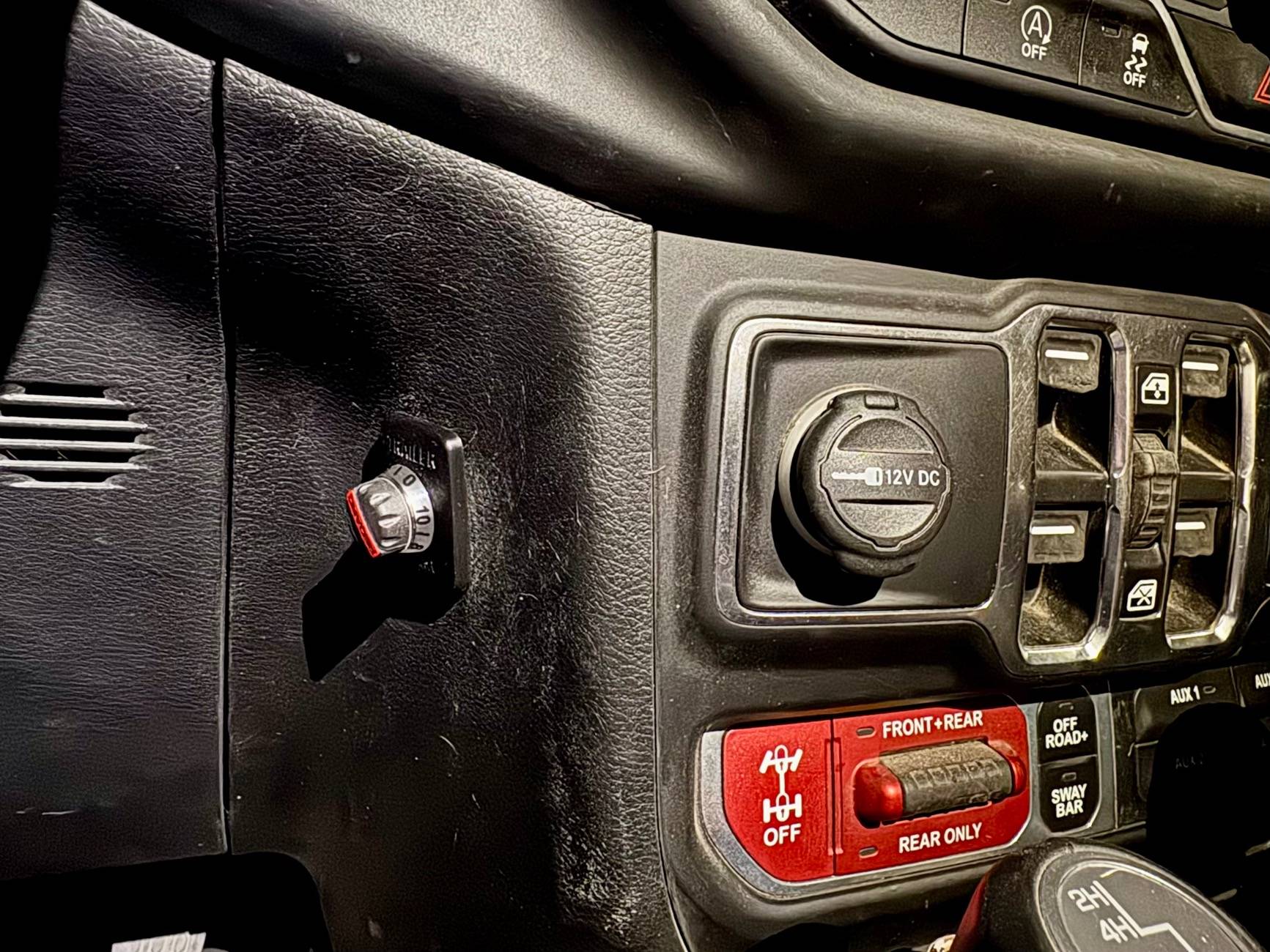 Jeep Wrangler JL Trailer brake controller IMG_3610