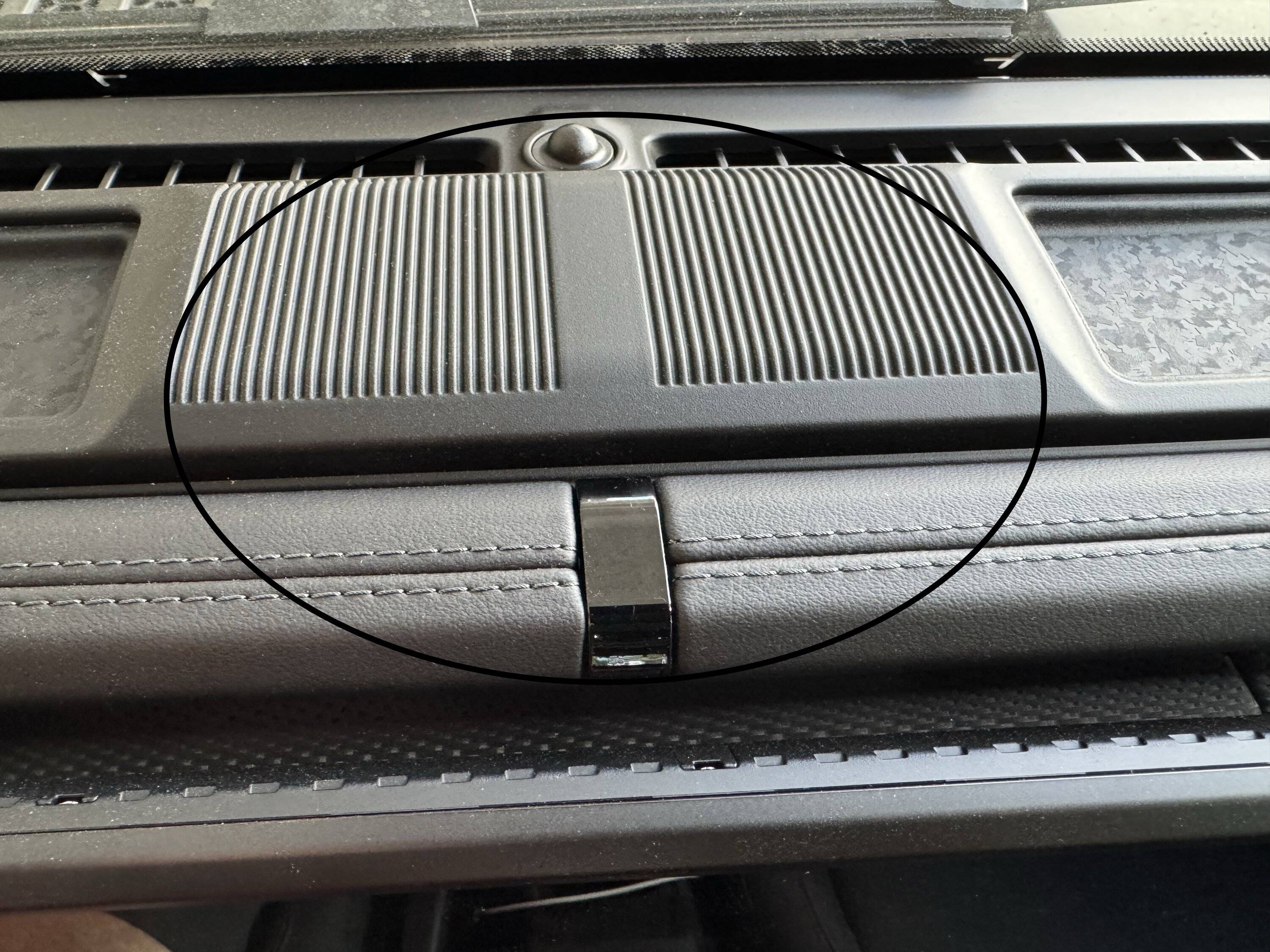 Jeep Wrangler JL Facelift JL (2024+) revised dashboard tray IMG_1714