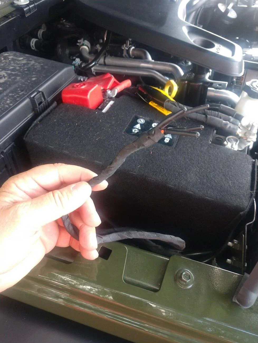 Jeep Wrangler JL Aux Switch wire loom assistance IMG_1375