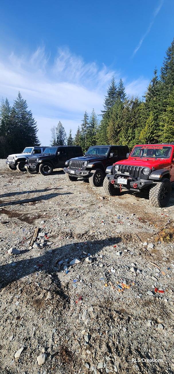 Jeep Wrangler JL Jeeps parking next to Jeeps... post yours! 1000031791