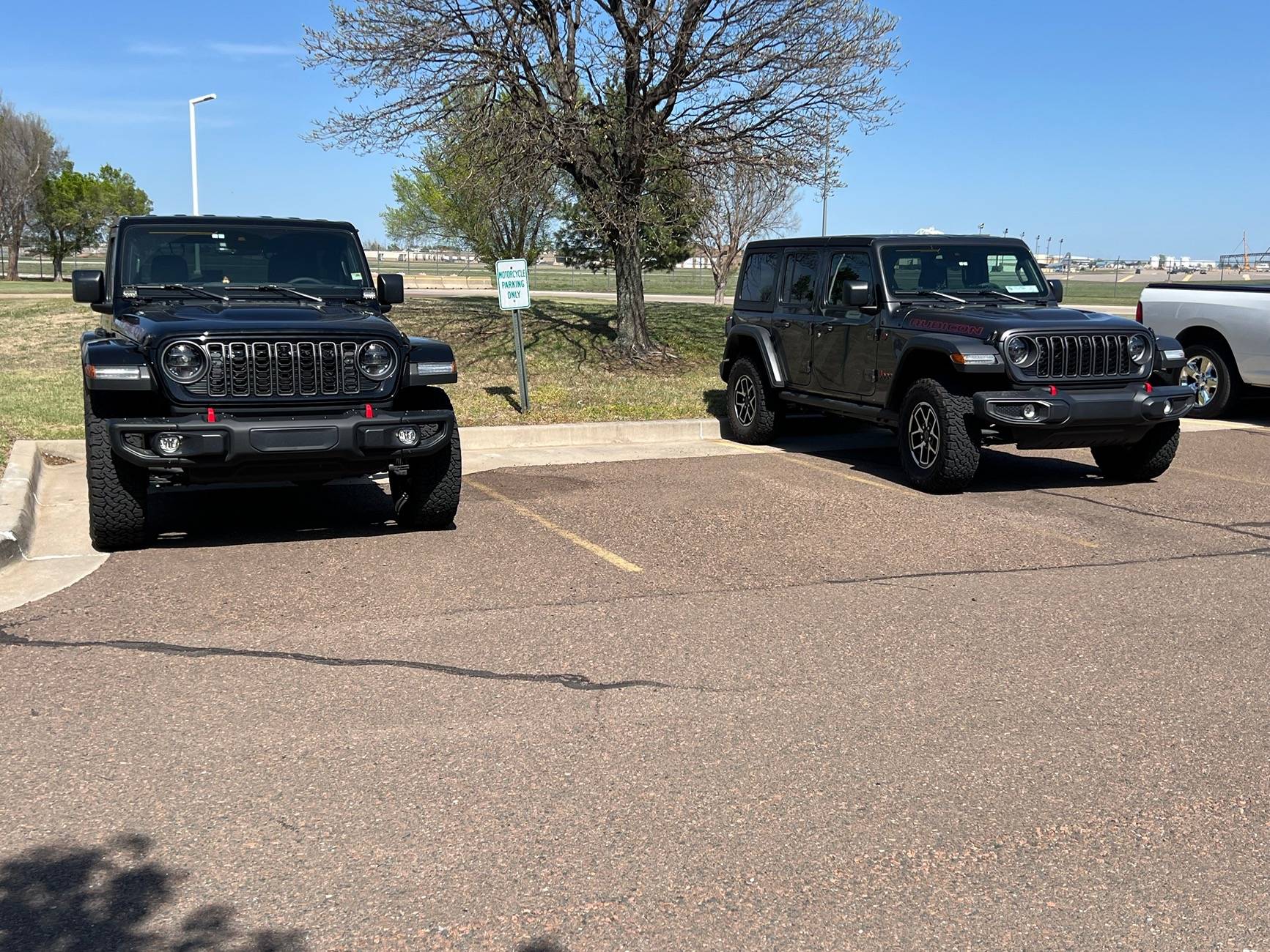 Jeep Wrangler JL Jeeps parking next to Jeeps... post yours! IMG_2218