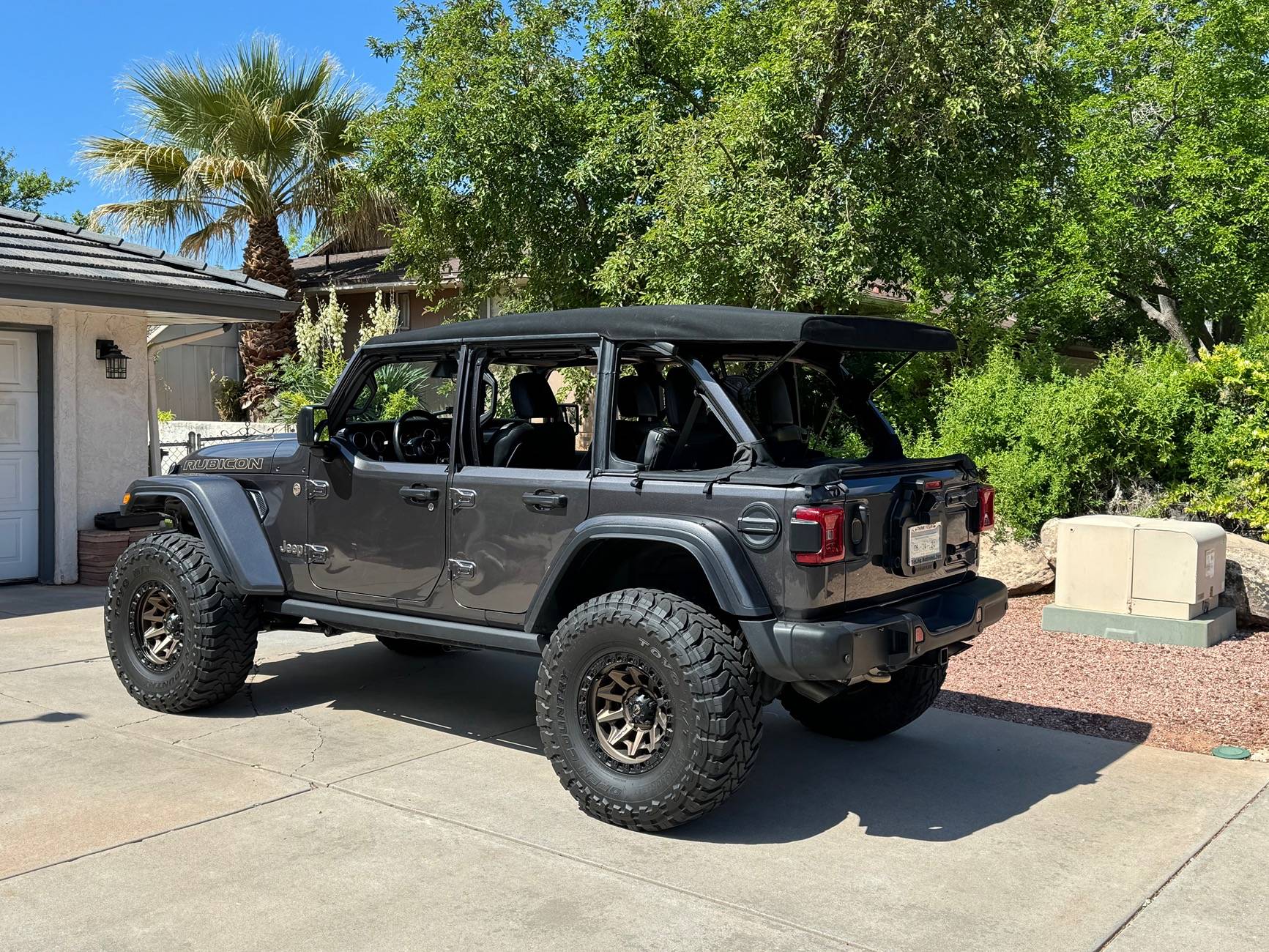 Jeep Wrangler JL Help me out on deciding between 2 soft tops IMG_0037