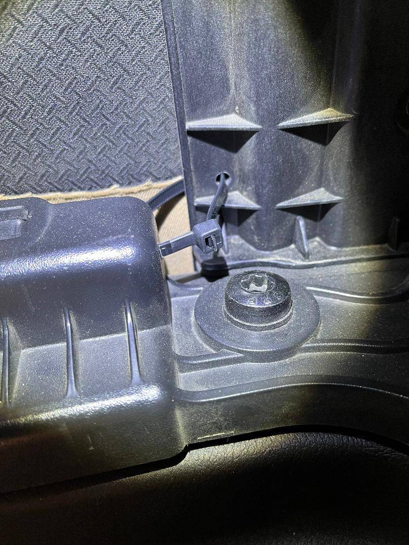 Jeep Wrangler JL Stolen Soft Top Windows Soft top window retention C